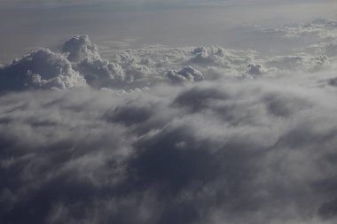 Uçuş penceresinden bulutların hava görüntüsü