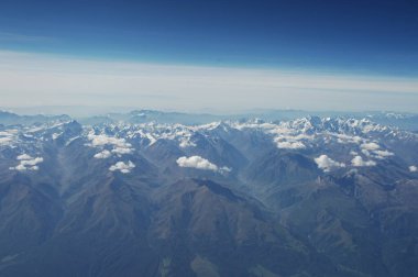 Uçuş penceresinden bulutların hava görüntüsü