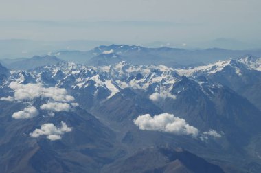 Uçuş penceresinden bulutların hava görüntüsü