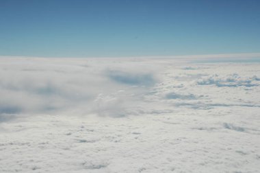 Uçuş penceresinden bulutların hava görüntüsü