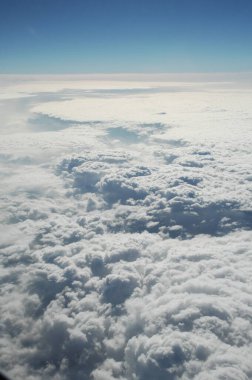 Uçuş penceresinden bulutların hava görüntüsü