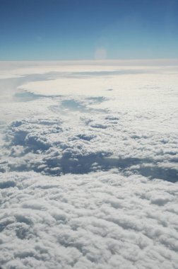 Uçuş penceresinden bulutların hava görüntüsü