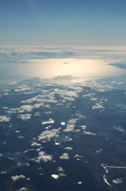 Uçuş penceresinden bulutların hava görüntüsü