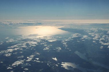 Uçuş penceresinden bulutların hava görüntüsü