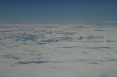 Uçuş penceresinden bulutların hava görüntüsü