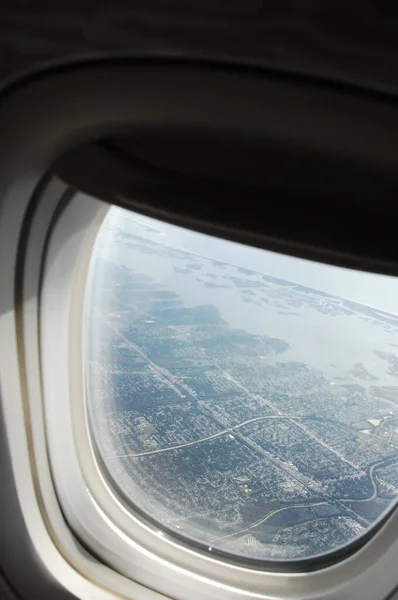 窓からの翼 — ストック写真