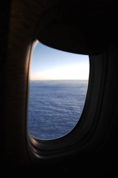 비행기 창문을 구름을 공중에서 — 스톡 사진
