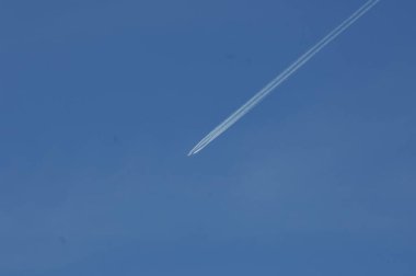 Dünya 'ya Yakın Uçan Uçak