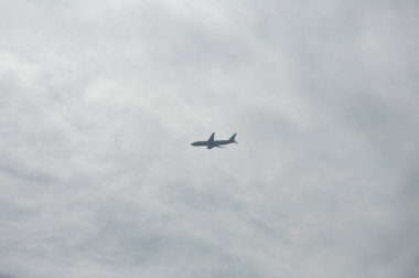 Dünya 'ya Yakın Uçan Uçak