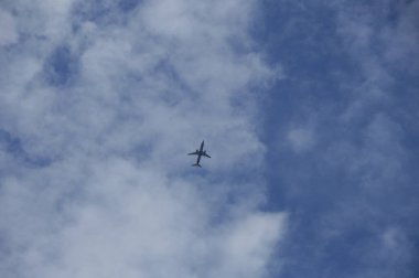 Dünya 'ya Yakın Uçan Uçak