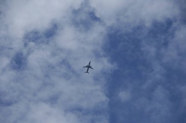 Dünya 'ya Yakın Uçan Uçak