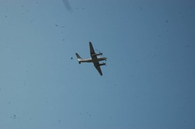 Dünya 'ya Yakın Uçan Uçak