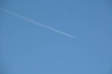 Dünya 'ya Yakın Uçan Uçak