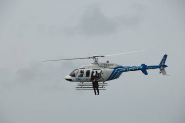 HELICOPTER 5 Aralık 2022 Hyderabad Hindistan 'da asılı bir adam cesedi var.