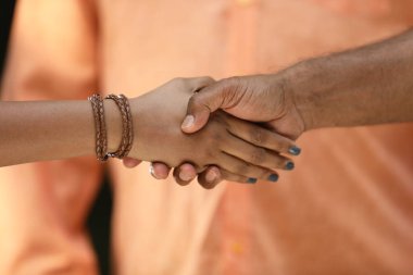 Aşıkların Ellerinin Yakınlığı