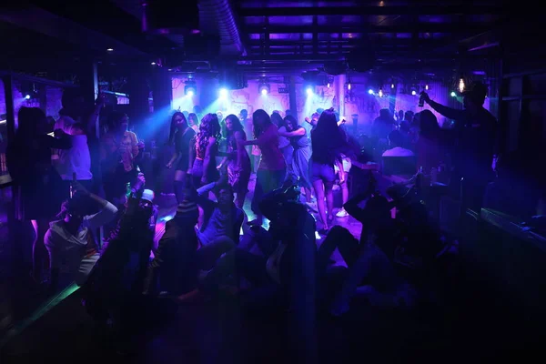 Bardaki İnsanların silueti