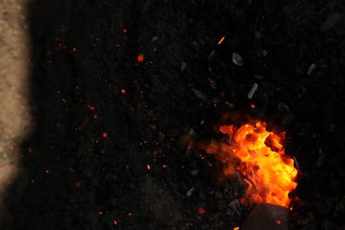 Ateş alevi siyah arkaplanda izole edildi