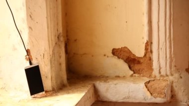 Şarj olan bir cep telefonu