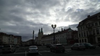 Gökyüzü ve bulutlar zaman akıp gidiyor