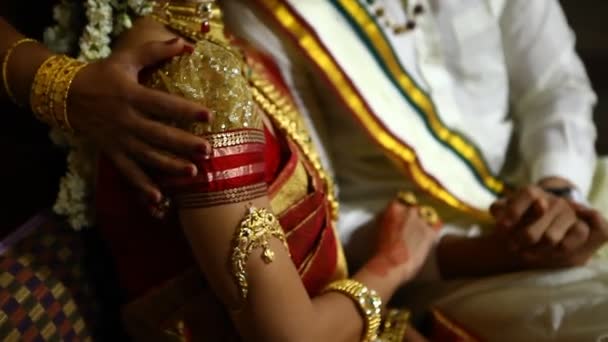 Indian Bride Makes Herself Ready — 비디오