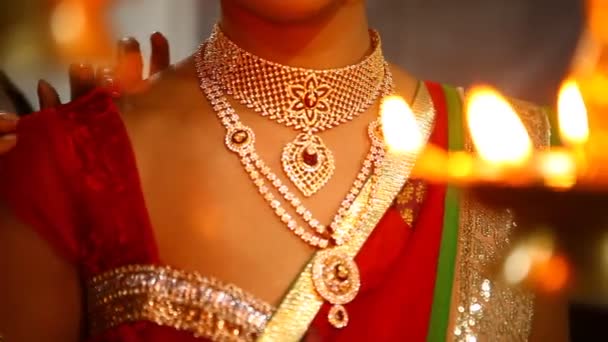 Ινδή Νύφη Κάνει Τον Εαυτό Της Έτοιμο — Αρχείο Βίντεο