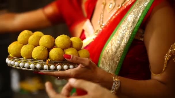Indian Bride Makes Herself Ready — Vídeos de Stock