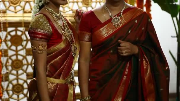 インドの花嫁は彼女自身を準備します — ストック動画