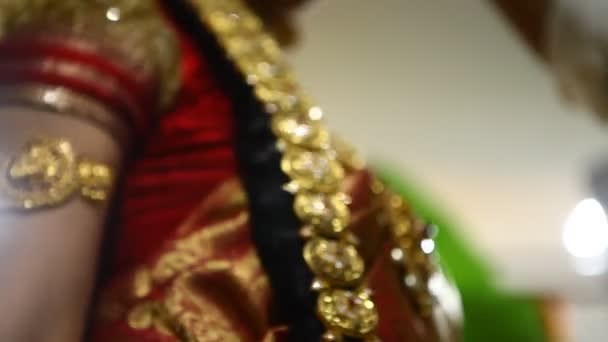 Indian Bride Makes Herself Ready — стокове відео