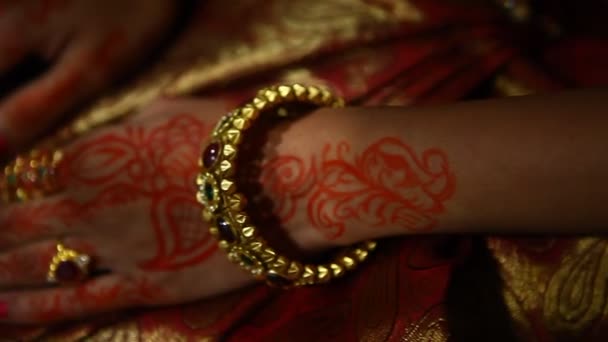 インドの花嫁は彼女自身を準備します — ストック動画