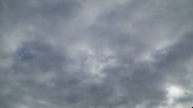 Gökyüzü ve bulutlar zaman akıp gidiyor