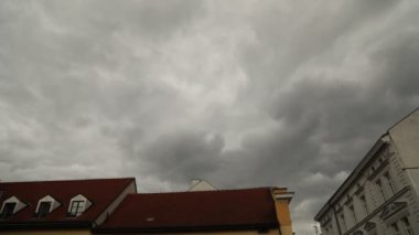 Gökyüzü ve bulutlar zaman akıp gidiyor