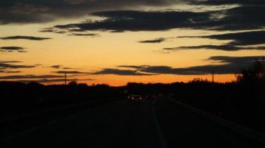 Gökyüzü ve bulutlar zaman akıp gidiyor