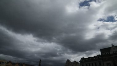 Gökyüzü ve bulutlar zaman akıp gidiyor