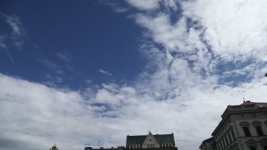 Gökyüzü ve bulutlar zaman akıp gidiyor