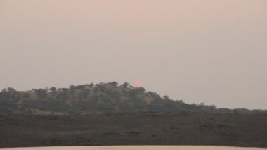 Gökyüzü ve bulutlar zaman akıp gidiyor