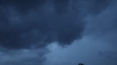 Gökyüzü ve bulutlar zaman akıp gidiyor