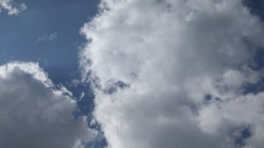 Gökyüzü ve bulutlar zaman akıp gidiyor