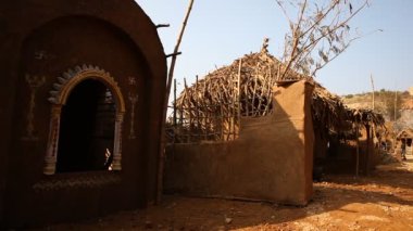 Rajasthan Hindistan 'daki kır evi.