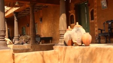 Rajasthan Hindistan 'daki kır evi.