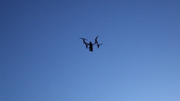 Drone Aéreo Com Uma Câmera Ação — Vídeo de Stock