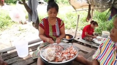 Yengeçleri kapatın.