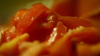 Papaya meyvesi dilimler halinde kesilmiş.