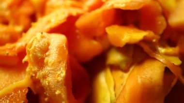 Papaya meyvesi dilimler halinde kesilmiş.