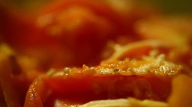 Papaya meyvesi dilimler halinde kesilmiş.