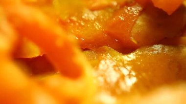 Papaya meyvesi dilimler halinde kesilmiş.