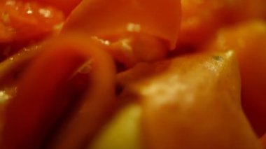 Papaya meyvesi dilimler halinde kesilmiş.