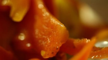 Papaya meyvesi dilimler halinde kesilmiş.