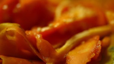 Papaya meyvesi dilimler halinde kesilmiş.