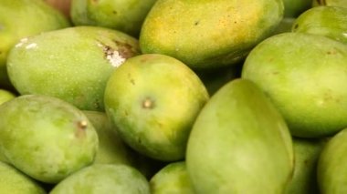 Sepette yeşil mango