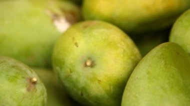 Sepette yeşil mango